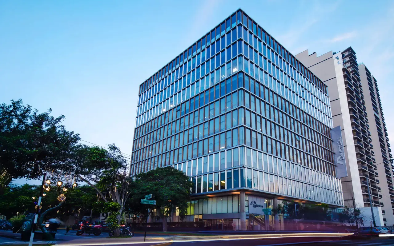 Edificio de oficinas de fachada de vidrio al atardecer