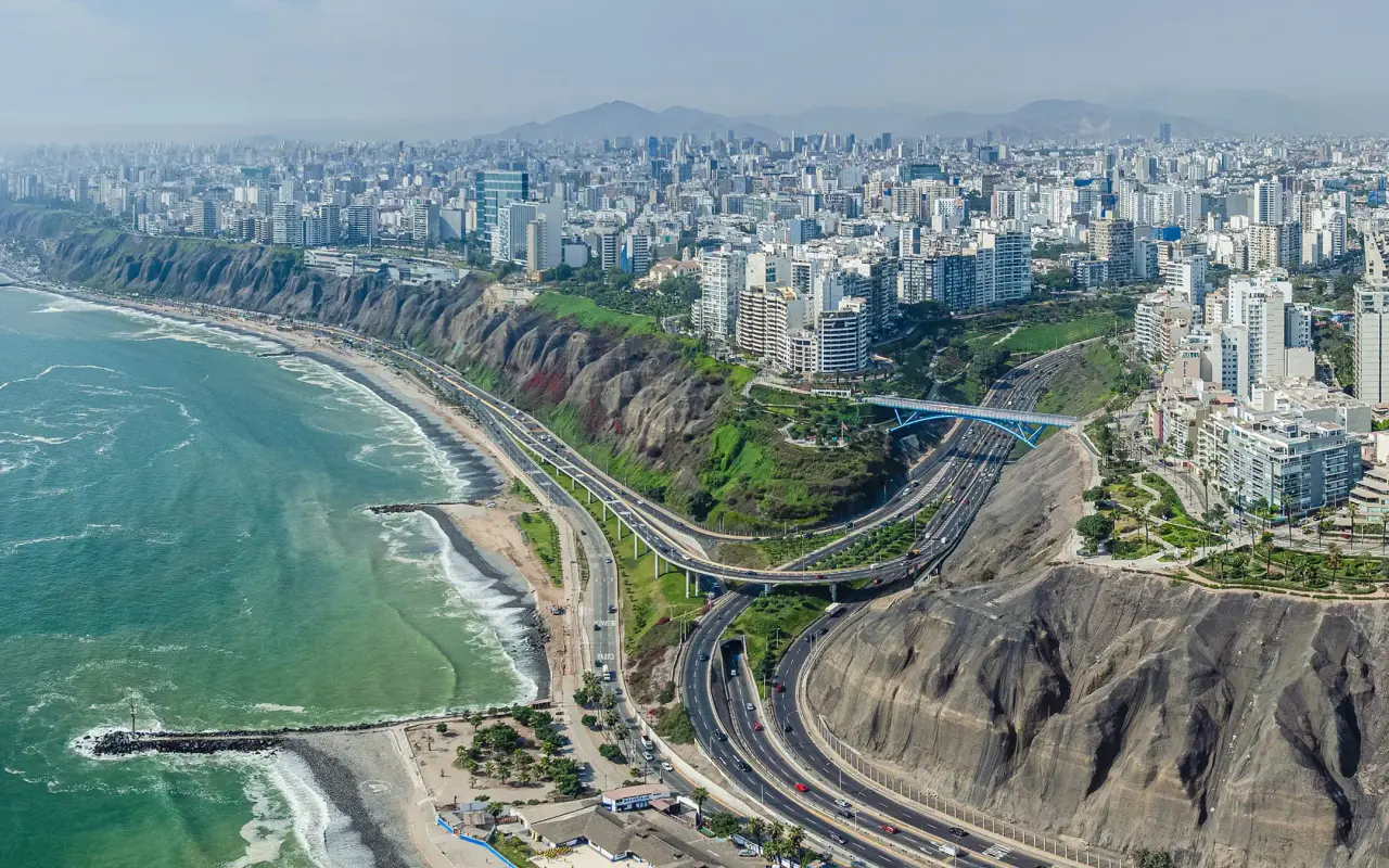 Vista aérea de la Costa Verde y Miraflores, en Lima