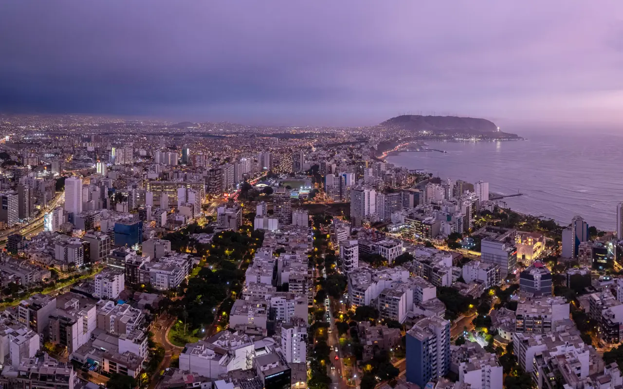 Lima al anochecer desde el aire
