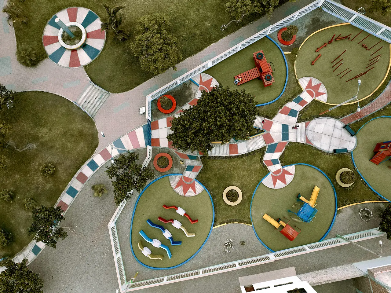 Ludoparque visto desde arriba: juegos, caminos y áreas verdes