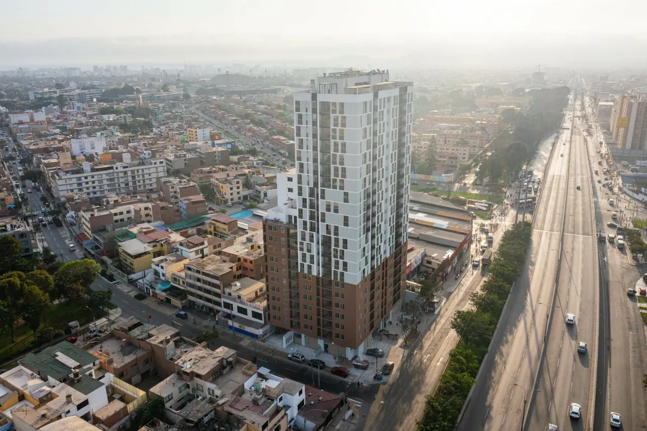 Torre de departamentos Gran Central Colonial junto a una avenida