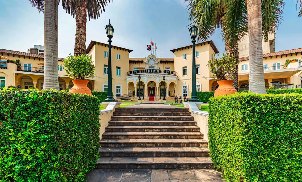 Escalinata y fachada del Country Club Lima Hotel